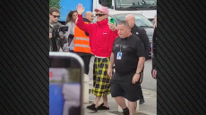 Χαλαρός και πολύχρωμος έφτασε ο Ρόμπι Γουίλιαμς στο Καλλιμάρμαρο, τραβούσε με το κινητό του την άφιξη του - Δείτε βίντεο
