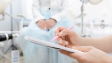 Ισπανία: Η κυβέρνηση θέλει να συμπεριλάβει στο Σύνταγμα το δικαίωμα των γυναικών στην άμβλωση
