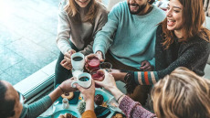 Αναψυκτικά, καφές ή κόκκινο κρασί – Ποιο λεκιάζει περισσότερο τα δόντια; Το πείραμα ενός οδοντιάτρου