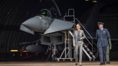 Η Κέιτ Μίντλετον σε μαχητικό αεροσκάφος με γόβα στιλέτο  - Δείτε βίντεο
