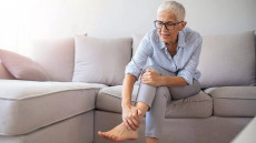 Πόνος στα πόδια: Πότε είναι ανησυχητικός; Τα σημάδια που δεν πρέπει να αγνοήσετε
