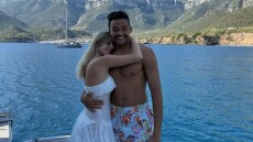 Η  φωτογραφία που ανέβασε η σύντροφος του Καραλή στην αγκαλιά του Manolo 