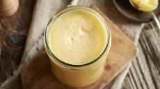 Μυζηθροβούτυρο: το σπάνιο βούτυρο της Λέσβου που φτιάχνεται από μυζήθρα