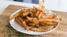 Σας αρέσουν οι πατάτες με τρούφα στα μπεργκεράδικα; Έτσι θα τις φτιάξετε και στο σπίτι