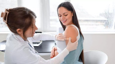 Ιός RSV: Ασφαλής ο εμβολιασμός στην εγκυμοσύνη – Ποιες γυναίκες διστάζουν να εμβολιαστούν
