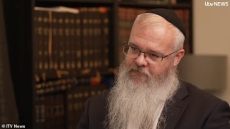 «Φώναζε απειλές, έλεγε "θα σας πιάσω», λέει ο ραβίνος που εμπόδισε τον δράστη από το να μπει στη συναγωγή στο Μάντσεστερ