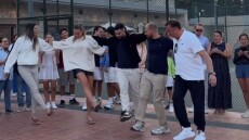 «Ελληνίδα» Σαμπαλένκα μαθαίνει συρτάκι και το διασκεδάζει με την ψυχή της - Δείτε βίντεο 