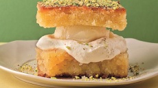 Σάντουιτς με ραβανί, κρέμα μαστίχας και παγωτό καϊμάκι
