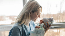 Δόμνα Μιχαηλίδου: «Η φροντίδα της μητέρας και του παιδιού αφορά το μέλλον της κοινωνίας μας»
