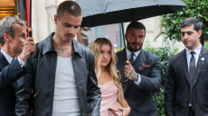 Ενωμένη η οικογένεια Μπέκαμ στην επίδειξη της Βικτόρια στο Παρίσι - Απών ο Μπρούκλιν από το σόου
 