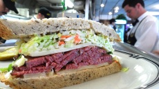 Δοκιμάσαμε το #19, το πιο ξακουστό σάντουιτς με παστράμι της Αμερικής – Άξιζε το υπερατλαντικό;