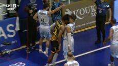 «Ταύρος» στο παρκέ ο Σίλβα της ΑΕΚ, έριξε κουτουλιά σε αντίπαλό του στο ματς με τον Κολοσσό και αποβλήθηκε - Δείτε βίντεο