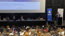 Τσίπρας σε φοιτητή της Σορβόννης: Η συζήτηση για νέο κόμμα γίνεται ερήμην μου, εγώ αφουγκράζομαι τις ανάγκες της κοινωνίας