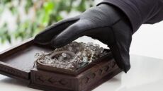 Διάρρηξη σε διαμέρισμα στο Κολωνάκι: Μπήκαν από τον φωταγωγό και άρπαξαν κοσμήματα και διαμάντια αξίας 150.000 ευρώ