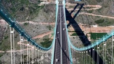 Η Κίνα παρουσίασε επίσημα την ψηλότερη γέφυρα του κόσμου με εστιατόριο στα σύννεφα