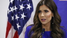 Εμπόλεμη ζώνη το Σικάγο, λέει υπουργός του Τραμπ - Ισχυρίζεται ότι καρτέλ πληρώνουν τους διαδηλωτές
