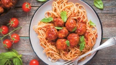 Η συνταγή της ημέρας: Κεφτεδάκια με σάλτσα ντομάτας και σπαγγέτο. Το μενού της εβδομάδας (6/10-12/10)
