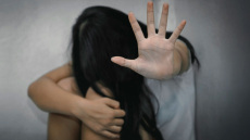 Απόπειρα βιασμού στην Αργυρούπολη: Με άρπαξε από τα μαλλιά και με έριξε κάτω, λέει η 59χρονη