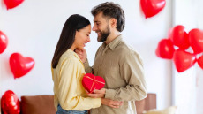 Έρωτας ή χειραγώγηση; Πώς θα αναγνωρίσετε την παγίδα του love bombing