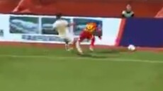 Βίντεο: Σοκαριστικός τραυματισμός ποδοσφαιριστή σε αγώνα στην Κίνα