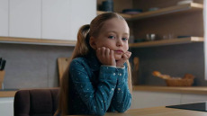 Η κακή συνήθεια των ενηλίκων που «κλέβει» από τα παιδιά εκατομμύρια ημέρες ζωής
