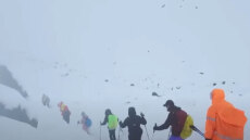 Συνεχίζονται οι διασώσεις στο Έβερεστ για τους εκατοντάδες εγκλωβισμένους μετά τη χιονοθύελλα