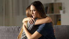 Τρεις αθόρυβες συμπεριφορές που δείχνουν ότι κάποιος δεν είναι πραγματικός φίλος
