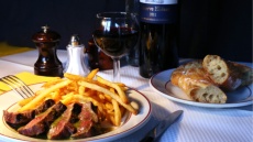 Το μπιστρό - θρύλος του Παρισιού που σερβίρει ένα μόνο πιάτο εδώ και πάνω από μισό αιώνα