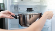 Είναι ασφαλές να βάζουμε το φαγητό με την κατσαρόλα στο ψυγείο;