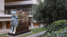 Μουσείο Ακρόπολης: Ένα εντυπωσιακό αντιπολεμικό γλυπτό του Michael Rakowitz εγκαταστάθηκε στον εξωτερικό χώρο του