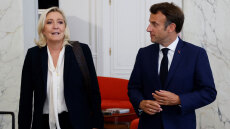 Ανάλυση Politico: Η Λεπέν οσμίζεται αίμα και ορέγεται εξουσία την ώρα που ο Μακρόν εξαντλεί τις επιλογές του