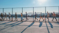 «Μαχαίρι» στα επιδόματα στο μεταναστευτικό φέρνει ο Πλεύρης - Μειώσεις σε σίτιση, στέγαση και βοηθήματα
