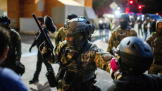 Η κυβέρνηση Τραμπ χαρακτηρίζει δημοκρατικές πόλεις «εμπόλεμες ζώνες» και στέλνει στρατό σε Πόρτλαντ και Σικάγο