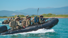 Οι αλλαγές στο στράτευμα: Κίνητρα και παροχές για θητεία, εφεδρεία και καριέρα - Οικιστικό πρόγραμμα, μισθολόγιο και εθελοντική στράτευση γυναικών