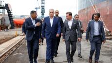 Επίσκεψη Θεοδωρικάκου στα Ναυπηγεία Ελευσίνας με τον Σαουδάραβα υπουργό Βιομηχανίας
