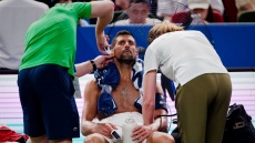 Ηρωική πρόκριση του Τζόκοβιτς στη Σανγκάη: Νίκησε τον Μουνάρ παρά τον πόνο, τη ζέστη και την αδιαθεσία
