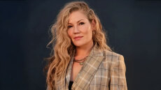 Συγγραφέας μιλά για τα φρικτά παιδικά της χρόνια σε αίρεση - Η σεξουαλική κακοποίηση, οι στρατιώτες του Χριστού και το λάθος που την έσωσε