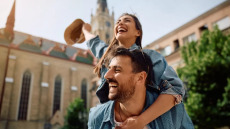 Οι παντρεμένοι ή οι singles έχουν την ευτυχία στο τσεπάκι τους; Έρευνα απαντά
