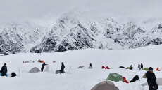 Αγώνας δρόμου στο Έβερεστ για να απομακρύνουν τους αποκλεισμένους πεζοπόρους μετά τη χιονοθύελλα