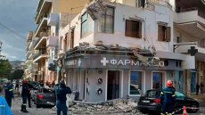 Κατέρρευσαν μπαλκόνια σε κεντρικό δρόμο στο Λαύριο, μεγάλες ζημιές - Δείτε φωτογραφίες