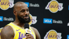 Τρόλαρε όλη την υφήλιο ο ΛεΜπρόν Τζέιμς: Δεν ανακοίνωσε την απόσυρσή του, αλλά συνεργασία με μάρκα κονιάκ - Βίντεο 