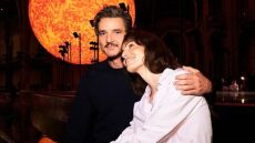 Ο Πέδρο Πασκάλ παρακολούθησε την επίδειξη που συμμετείχε η τρανς αδερφή του - Η στήριξή του και η αγκαλιά στο τέλος του σόου