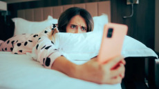 Ο ψηφιακός «βοηθός» που αντί να μας ησυχάζει, μας εγκλωβίζει στο στρες – Τι μπορούμε να κάνουμε
