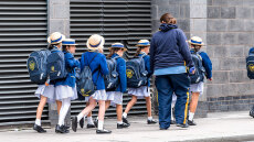 Τετραήμερη αποβολή σε 13χρονη για διαφανή σκουλαρίκια στη Βρετανία – Η μητέρα της έκανε καταγγελία στο σχολείο