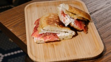 Φουσκόπιτα με χωριάτικη ομελέτα, κατίκι, ντομάτα και ρίγανη από την Αγάπη Μιχελή