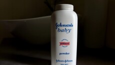 H Johnson & Johnson κλήθηκε να αποζημιώσει με $1,56 δισ. καρκινοπαθή στις ΗΠΑ για ταλκ με αμίαντο