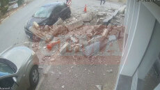 Λαύριο: Συγκλονιστικά βίντεο από τη στιγμή της κατάρρευσης μπαλκονιού - Γυναίκα έτρεξε και σώθηκε από θαύμα