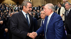  Η ΝΔ «εν συνόλω» στην πρώτη γραμμή του ΑΙ, χειροκροτήματα και χειραψία Μητσοτάκη - Καραμανλή στην εκδήλωση για το βιβλίο του Στυλιανίδη