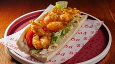 Shrimp Po’ Boy σάντουιτς από τον chef Βασίλη Σπόρο