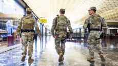 Ο Τραμπ έστειλε τα πρώτα 500 μέλη της εθνοφρουράς στο Σικάγο παρά τις προσφυγές στη Δικαιοσύνη από τις τοπικές αρχές